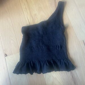 super cute one shoulder top🖤